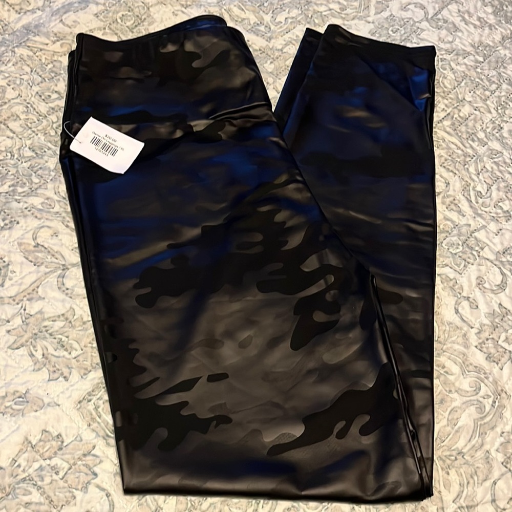 Black camouflage  leggings XL